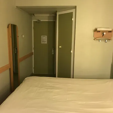 Ibis Budget Adam Hotel